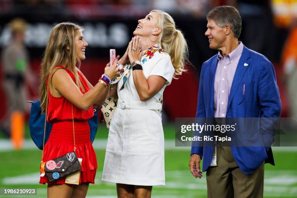 Ava Hunt, Tavia Hunt and Clark Hunt of the Kansas City Chiefs on the sideline during a game against the Arizona Cardinals at State Farm Stadium on...