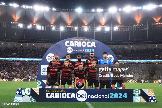 Players of Flamengo pose for photographers prior to a Campeonato Carioca 2024 match between Vasco Da Gama and Flamengo at Maracana Stadium on...