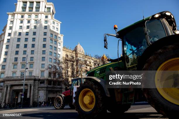 Thousands of farmers and livestock farmers are mobilizing through the streets of Barcelona, cutting streets and gathering in front of the Palau de la...