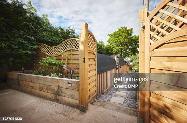 eigentum, haus und außenbereich des hinterhofs, eingang und tür durch architektur mit gehweg. wohnimmobilien, haus- oder gartenzaun, bäume oder wege durch den bau von terrassen im freien auf der landschaft im sommer - zaun stock-fotos und bilder