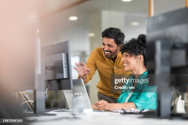 saudação dos profissionais através da chamada de conferência - colega de trabalho papel humano - fotografias e filmes do acervo