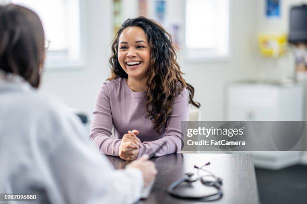 women's health appointment - mentoria imagens e fotografias de stock