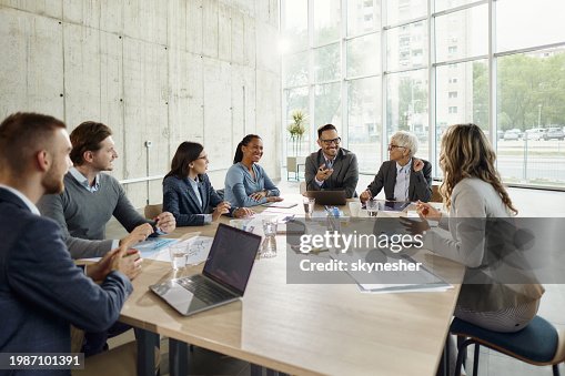 Squadra di imprenditori felici che parlano di un incontro in ufficio. Squadra di imprenditori felici che parlano di un incontro in ufficio.