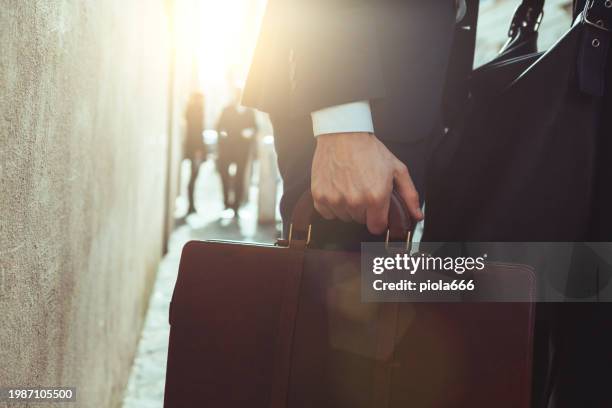 empresario con una maleta llena de dinero: corrupción - corrupción fotografías e imágenes de stock