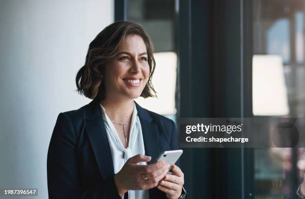 donna d'affari, telefono e pensiero dalla finestra per le idee delle risorse umane, la soluzione e la comunicazione felice. lavoratore professionista o dipendente con ispirazione per la chat mobile, il networking online e l'e-mail - professione giuridica foto e immagini stock