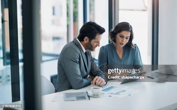hommes d’affaires, travail d’équipe et tablette pour les statistiques, le rapport financier et la planification des revenus, des bénéfices ou des ventes au bureau. conseiller professionnel ou clients avec analyse de données, graphiques et tableaux - fond photos et images de collection