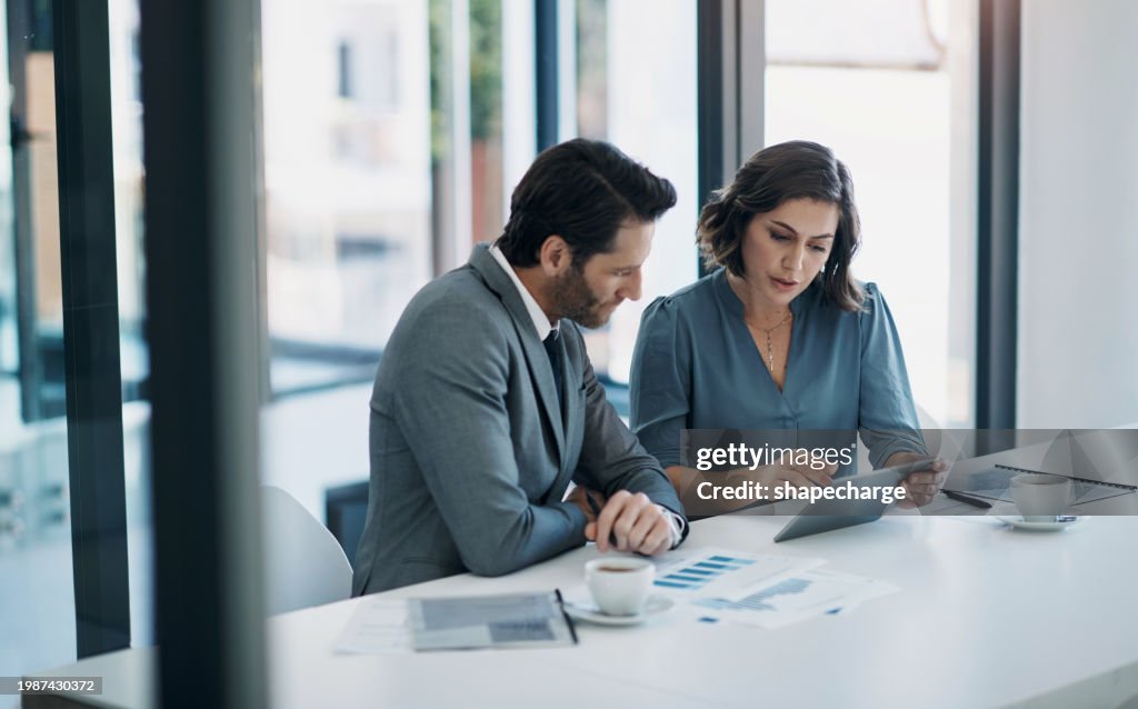 Empresários, trabalho em equipe e tablet para estatísticas, relatório financeiro e planejamento de receita, lucro ou vendas no escritório. Consultor profissional ou clientes com análise de dados, gráficos e gráficos digitais
