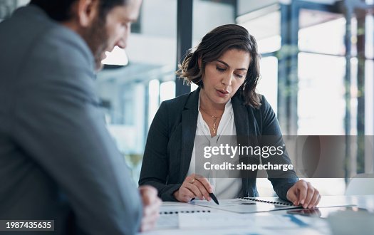 Homme d’affaires, femme et paperasse avec discussion pour l’accord, l’accord et la proposition de collaboration b2b. Personnes, personnel et réunion avec des documents pour la stratégie financière, les statistiques et les commentaires au bureau Homme d’affaires, femme et paperasse avec discussion pour l’accord, l’accord et la proposition de collaboration b2b. Personnes, personnel et réunion avec des documents pour la stratégie financière, les statistiques et les commentaires au bureau