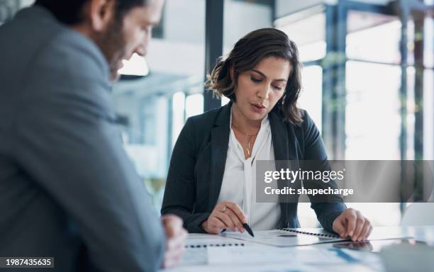 uomo d'affari, donna e scartoffie con discussione per affare, accordo e proposta di collaborazione b2b. persone, personale e riunione con documenti per la strategia finanziaria, statistiche e feedback in ufficio - commercialista foto e immagini stock