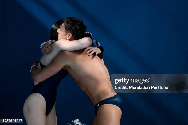 Andrea Spendolini Sirieix and Thomas Daley of Great Britain react after winning the gold medal in the diving Team Eventi Mixed Final during the 21st...