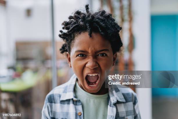 portrait of a screaming child - roepen stockfoto's en -beelden