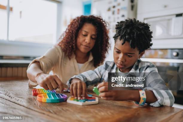 madre che gioca con il figlio autistico - autismo foto e immagini stock