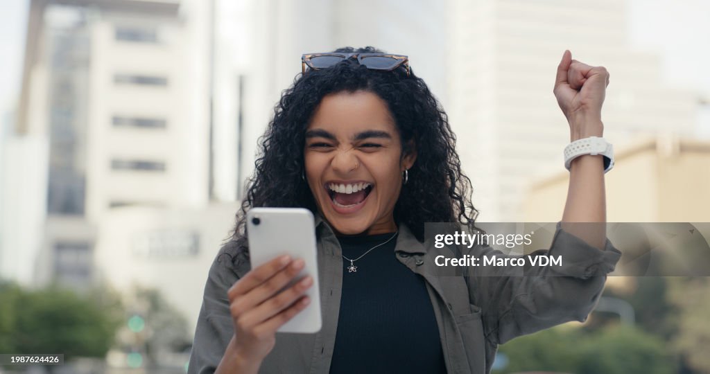 Frau, Smartphone und Feier für den Sieg in der Stadt, Online-Wettbewerb und Rabatt oder Aktion. Weibliche Person, Faustschlag und aufgeregt auf Gelegenheit in der mobilen App, Lotteriepreis und virtuelles Werbegeschenk
