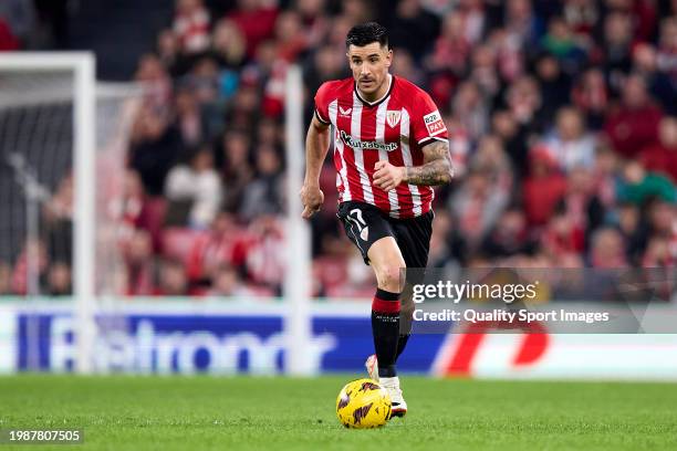 Yuri Berchiche of Athletic Club runs with the ball during the LaLiga EA Sports match between Athletic Club and RCD Mallorca at Estadio de San Mames...