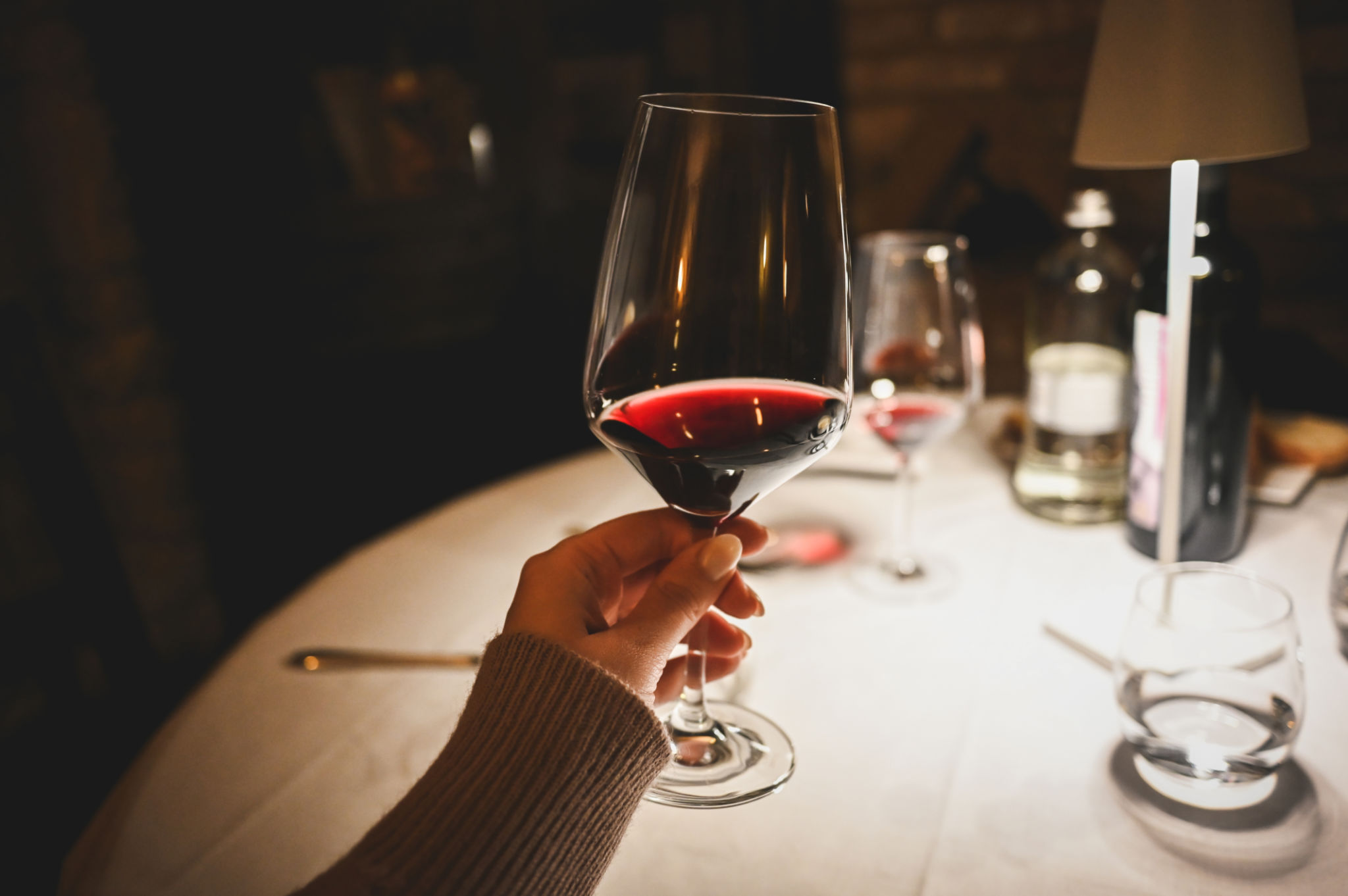 Un vaso de vino tinto en las manos, personal y penetrante. Un vaso de vino tinto en las manos, personal y penetrante.