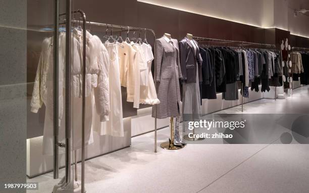 women's retail display - negozio di abbigliamento foto e immagini stock