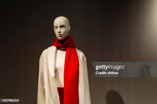 women's model - casaco comprido vermelho imagens e fotografias de stock