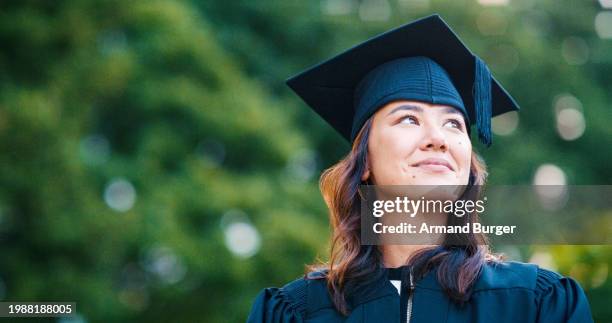 estudante universitário, mulher e ao ar livre para a graduação com memória, sorriso ou pensamento ou realização no campus. menina, pessoa japonesa e graduada com memória, decisão ou escolha para o futuro na faculdade - chapéu de formatura - fotografias e filmes do acervo