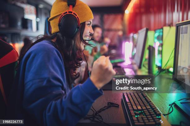 professional gamers winning - esports stock pictures, royalty-free photos & images