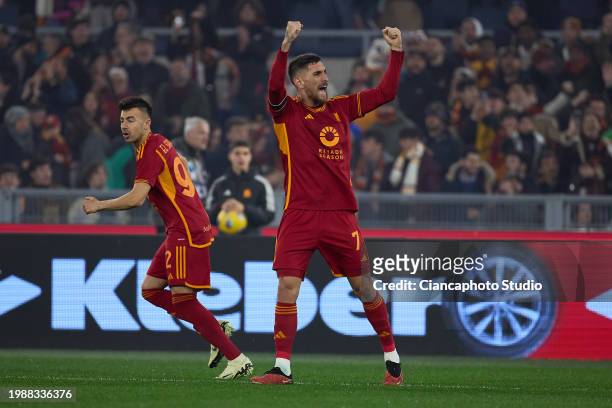 Lorenzo Pellegrini of AS Roma celebrates after scoring his team's first goal during the Serie A TIM match between AS Roma and Cagliari at Stadio...
