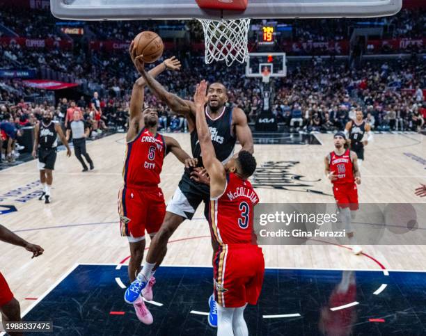 Clippers forward Kawhi Leonard drives to the basket against New Orleans Pelicans forward Herbert Jones and New Orleans Pelicans guard CJ McCollum in...