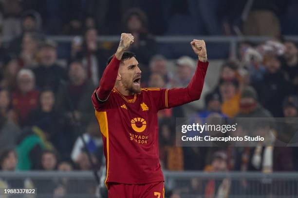 Lorenzo Pellegrini of AS Roma celebrates after scoring his team's first goal during the Serie A TIM match between AS Roma and Cagliari at Stadio...