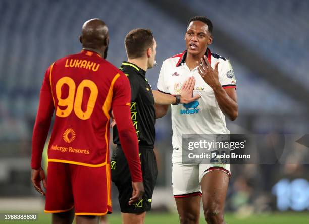 Referee Matteo Marcenaro speaks with Yerry Mina of Cagliari Calcio as Romelu Lukaku of AS Roma looks on during the Serie A TIM match between AS Roma...