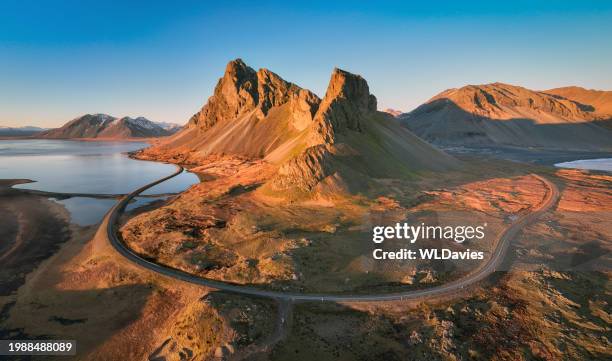 iceland coastal road - vulkaanlandschap stockfoto's en -beelden