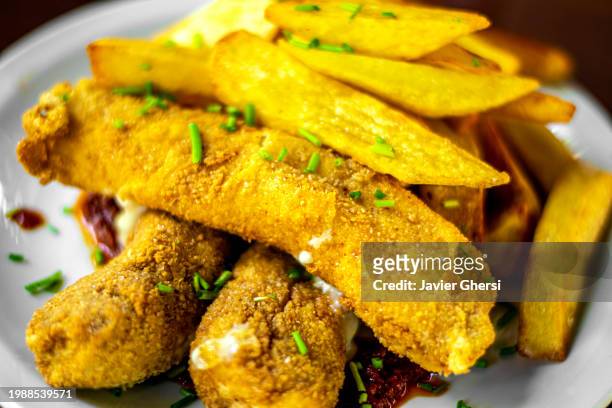 battered cheese sticks and french fries - spice basket stock pictures, royalty-free photos & images