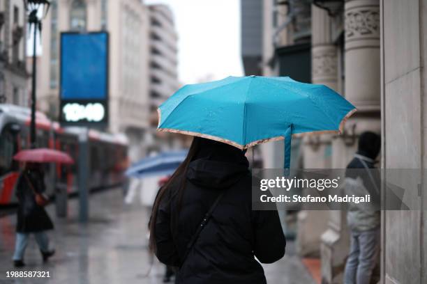 girl with umbrella in the street while it rain - aragão imagens e fotografias de stock