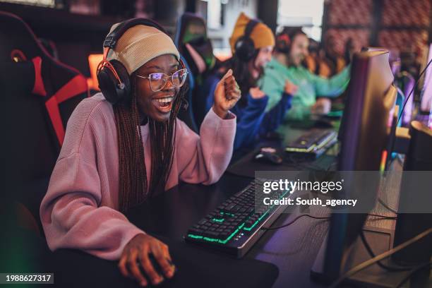 joueurs professionnels dans les clubs de jeux - joueur de jeux informatiques photos et images de collection