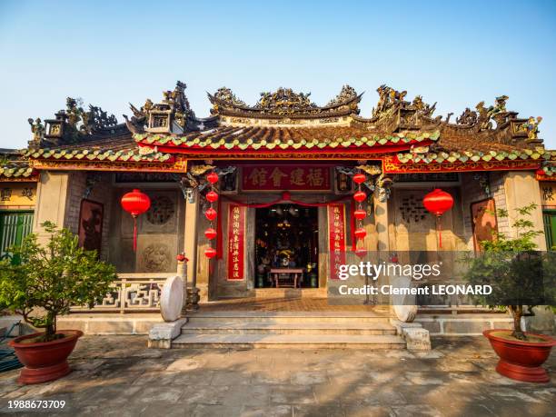 wide angle view of the entrance gate of the main hall of the phuc kien temple (assembly hall of the fujian chinese congregation - hoi quan phuc kien) in the old town of hoi an, unesco world heritage site - quang nam province - central vietnam. - hoi an stock pictures, royalty-free photos & images