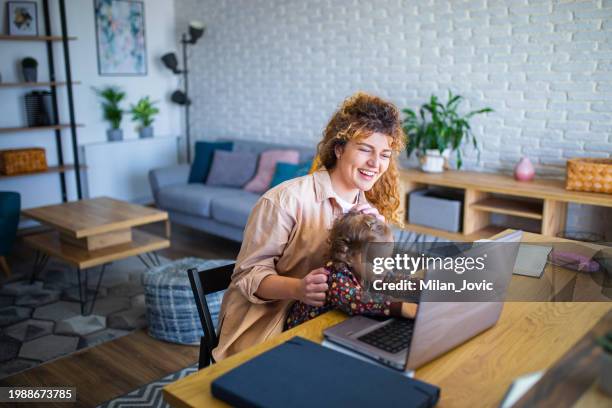 multitasking-mutterschaft - lebens ausgewogenheit stock-fotos und bilder