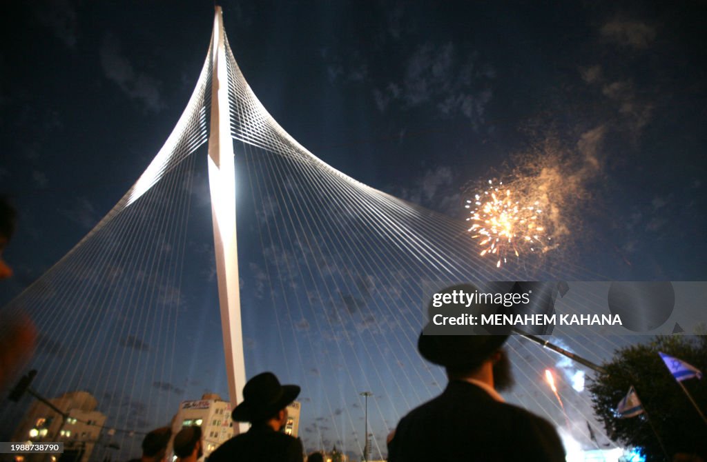TOPSHOT-MIDEAST-ISRAEL-CALATRAVA-BRIDGE-INAUGURATION