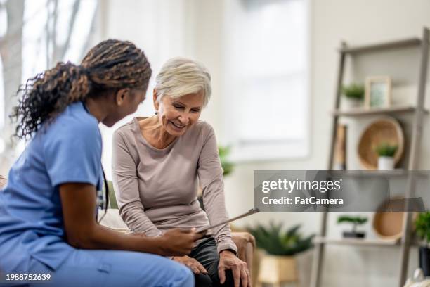 cita de atención domiciliaria - medicare fotografías e imágenes de stock
