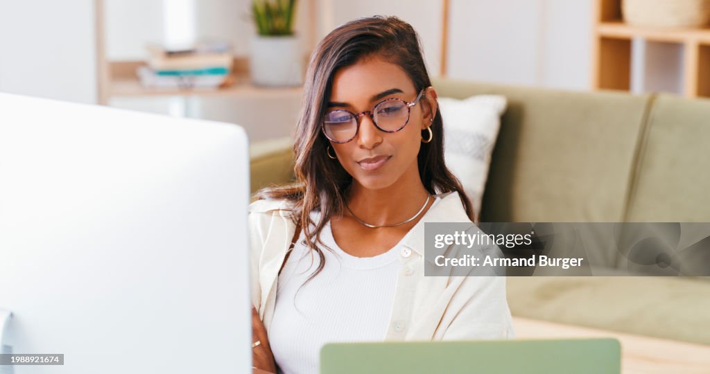 Reading Om Computer Woman Reading On Computer And Work From Home Planning Editing Online Or ...