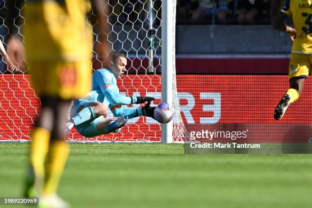 Daniel Vukovic of the Central Coast Mariners defends during the A-League Men round 12 match between Wellington Phoenix and Central Coast Mariners at...