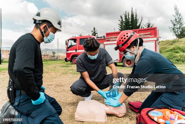 man practicing cpr on a dummy during a class - profissional de primeira linha imagens e fotografias de stock