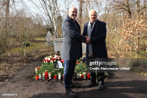 Former Manchester United player Mike Phelan and former FC Bayern München player Franz Roth shake hands at the grave of former German footballer and...