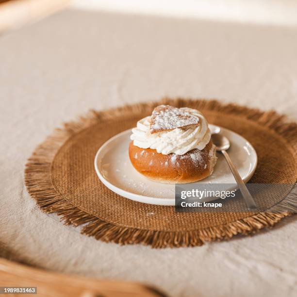 semla pastelería típica sueca para el martes de carnaval - pan dulce fotografías e imágenes de stock