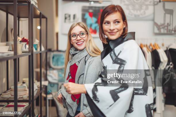 me en mi tienda - tienda-de-regalos fotografías e imágenes de stock