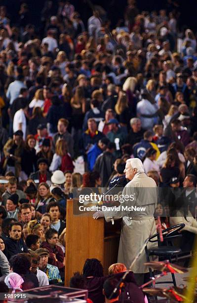 Crowds come forward to "accept Jesus Christ" in a mass response to the alter call by America's best known evangelist, 84-year-old Billy Graham ,...