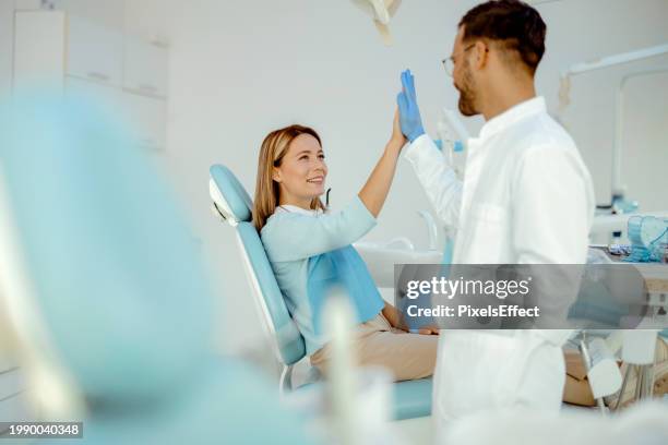 ihr komfort ist meine erste sorge - dentalhygieniker stock-fotos und bilder