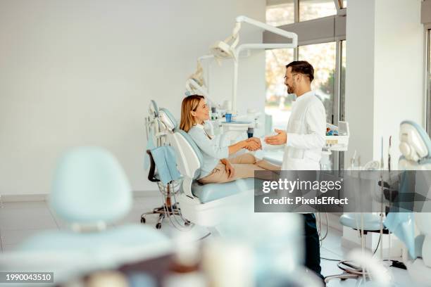 gehen sie und holen sie sich ihr lächeln! - zahnarzt stock-fotos und bilder