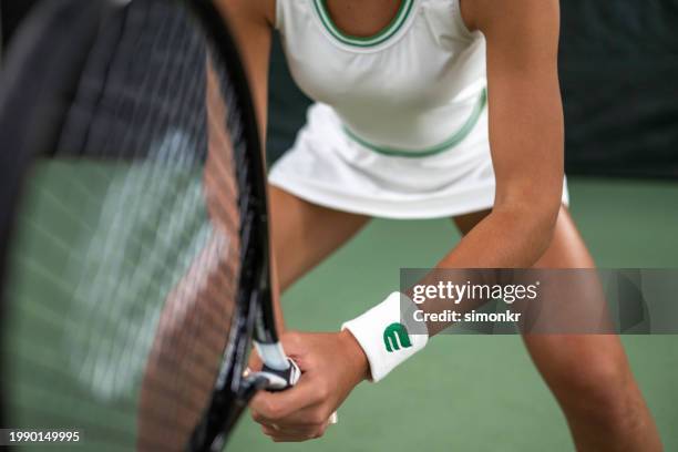tennis player playing in tennis court - sweat band stock pictures, royalty-free photos & images