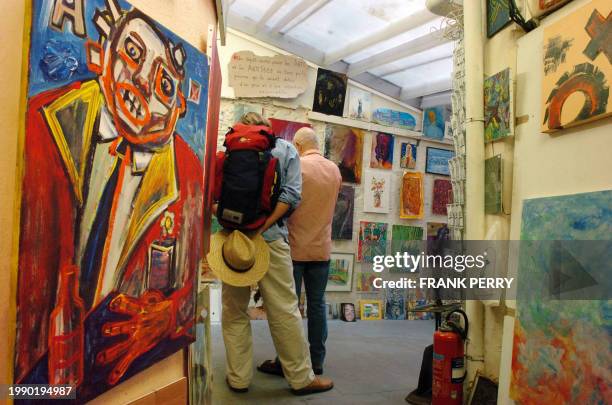 Des personnes cherchent des tableaux dans "L'Epicerie d'Art" du peintre Claude Savinel le 07 septembre 2006 à Nantes. Du collectionneur au chômeur,...