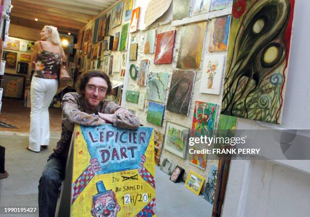 Le peintre Claude Savinel est photographié le 07 septembre 2006 à Nantes, dans son "Epicerie d' Art", où il propose plus de 800 tableaux, dessins et...