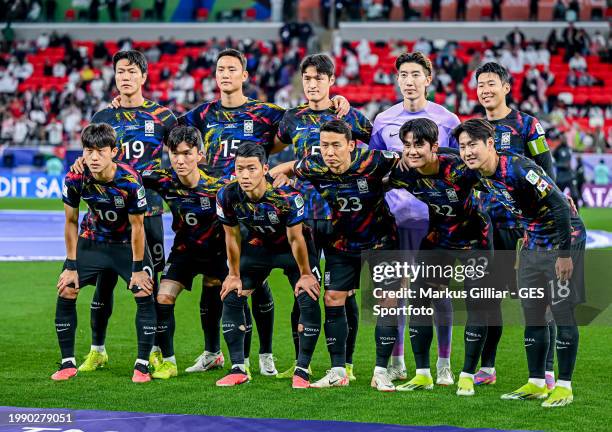 Starting line-up of South Korea, background left to right: Kim Young-gwon, Jung Seung-hyun, Park Yong-woo, Jo Hyeon-woo and Son Heung-min; front left...