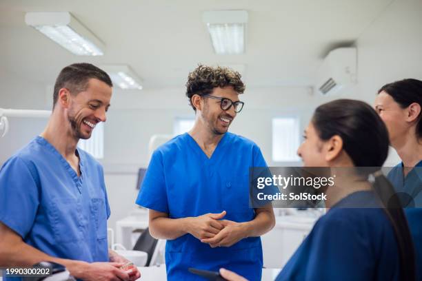 trabajar en salud dental - help palabra en inglés fotografías e imágenes de stock
