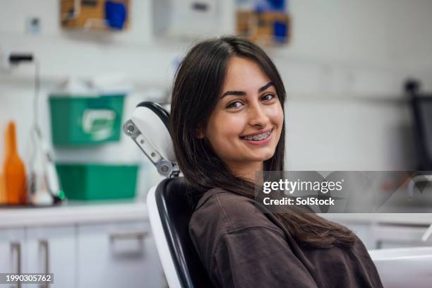 ponerse frenillos en el dentista - banda fotografías e imágenes de stock